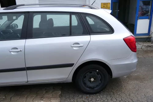 Skoda Fabia 5J Kombi Tür hinten links - silber LA7W - ohne Anbauteile