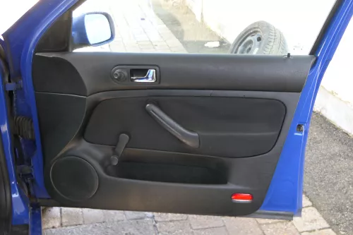 1x Golf 4 Bora Türverkleidung Verkleidung Tür vorne rechts 4/5-Türer schwarz