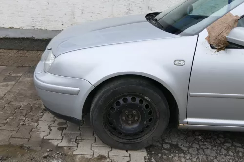 VW Bora Kotflügel vorne links original 1J5821021 - silber LA7W