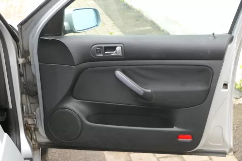 1x Golf 4 Bora Türverkleidung Verkleidung Tür vorne rechts 4/5-Türer schwarz