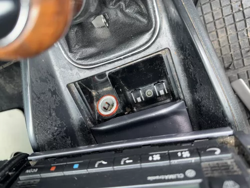 VW Golf 4 Bora Aschenbecher mit Zigarettenanzünder Anzünder Dekor grau (181026)