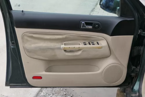1x Golf 4 Bora Türverkleidung Verkleidung Tür vorne links 4/5-Türer hellbeige