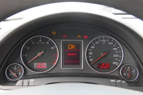 Audi A4 8E B6 Tacho Tachometer Kombiinstrument 8E0920900F 234.000KM Benziner ALT