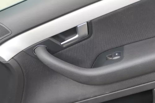 1x A4 8E B7 Türverkleidung Verkleidung Tür vorne rechts soul schwarz (181555)