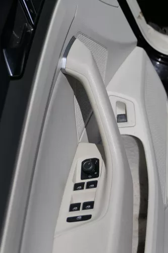 Passat 3C B8 3G 1x Türverkleidung Verkleidung Tür vorne links weiß St. Tropez (181655)