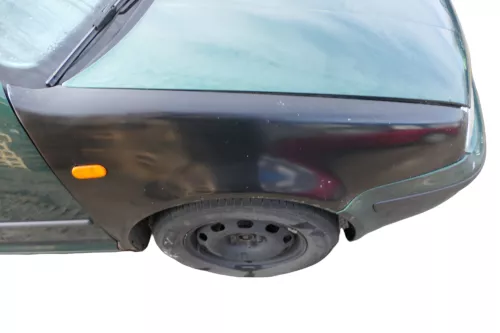 VW Golf 4 1J Kotflügel vorne rechts schwarz Rost (182579)