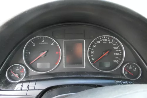 Audi A4 8E B6 Tacho Tachometer Kombiinstrument 606.000km 8E0920930T TDI Diesel