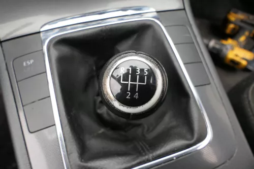 Passat 3C Mittelkonsole Verkleidung Klappe Abdeckung Dekor netzoptik schwarz mat (183109)