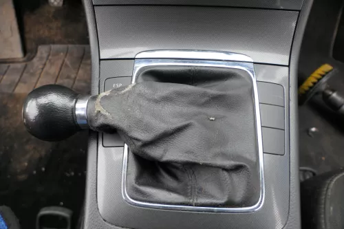 Passat 3C Mittelkonsole Verkleidung Klappe Abdeckung Dekor netzoptik schwarz mat (183109)