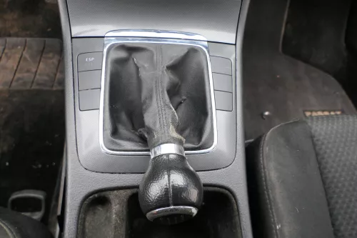 Passat 3C Mittelkonsole Verkleidung Klappe Abdeckung Dekor netzoptik schwarz mat (183109)