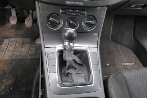 Passat 3C Mittelkonsole Verkleidung Klappe Abdeckung Dekor netzoptik schwarz mat (183109)