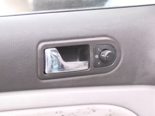 1x Passat 3B Variant Türverkleidung Verkleidung Tür vorne links Griff grau (183625)