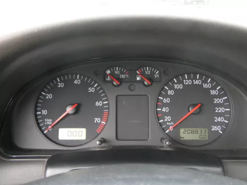 VW Passat 3B Tacho Tachometer Kombiinstrument 208.000km 3B1919860 Benziner (183629)