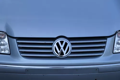 VW Bora Grill Kühlergrill VW Zeichen Logo blau LB5S (183688)