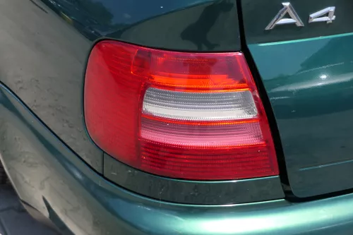 Audi A4 B5 Limousine hinten links Rückleuchte original Lampenträger 