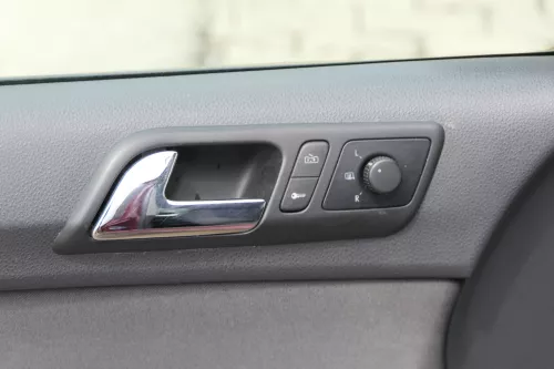 1x VW Polo 9N Türverkleidung Verkleidung Tür vorne links 2/3-Türer Griff Öffner (183820)