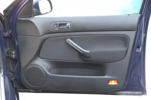 1x Golf 4 Bora Türverkleidung Verkleidung Tür vorne rechts 4/5-Türer schwarz