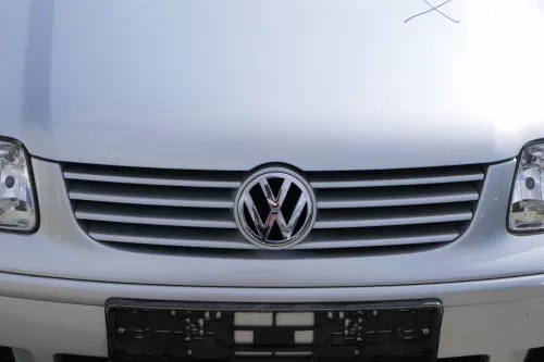 VW Polo 6N2 VW Zeichen Emblem Kühlergrill Grill silber LA7W