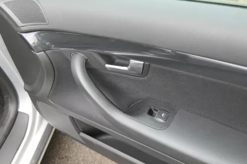 1x A4 8E B6 Türverkleidung Verkleidung Tür vorne rechts soul schwarz (184071)