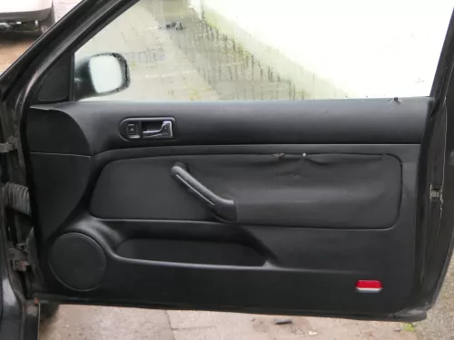 VW Golf 4 2/3-Türer Türverkleidung Verkleidung Tür vorne rechts schwarz (184570)
