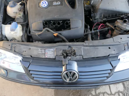 VW Bora Grill Kühlergrill VW Zeichen Logo grau LC7V