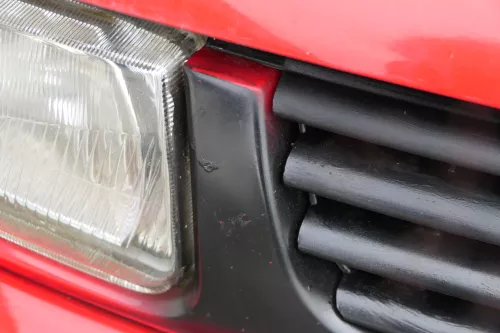 VW Polo 6N Kühlergrill Grillleiste vorne Leiste Grill schwarz / rot (184673)