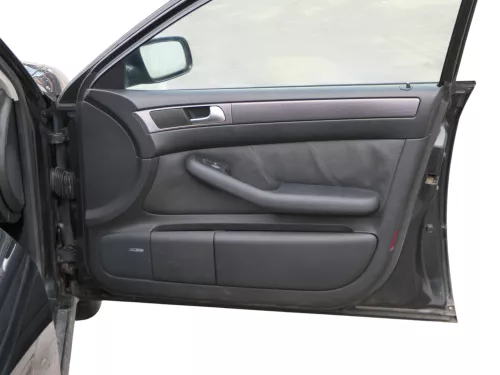 1x A6 4B Türverkleidung Verkleidung Tür vorne rechts Leder schwarz soul Bose