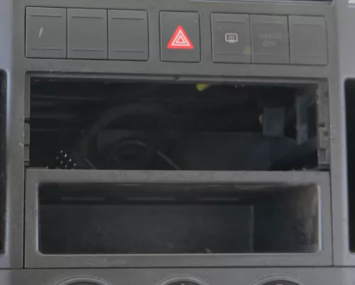 VW Polo 9N Mittelkonsole Verkleidung um Radio schwarz 6Q0858069AD /T (185255)