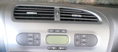 Seat Leon 1P Mittelkonsole Verkleidung um Radio Klappe Abdeckung Dekor silber gr