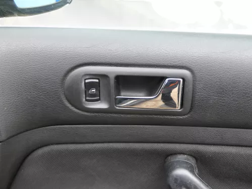 VW Golf 4 2/3-Türer Türverkleidung Verkleidung Tür vorne rechts schwarz (186008)