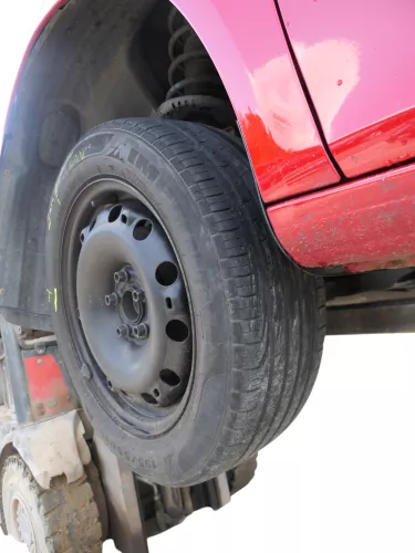 4x VW Polo 9N 6R Felgen Reifen 195/55 R15 85V Sommerreifen ca. 4-6mm (186466)