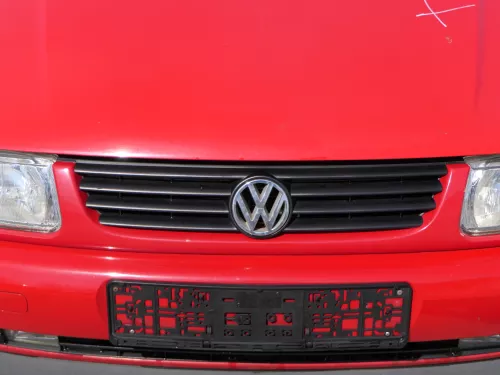 VW Polo 6N Kühlergrill Grillleiste vorne Leiste Grill schwarz / rot (186584)