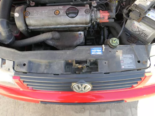 VW Polo 6N Kühlergrill Grillleiste vorne Leiste Grill schwarz / rot (186584)