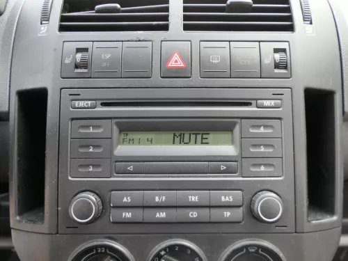 VW Polo 9N Mittelkonsole Verkleidung um Radio schwarz 6Q0858069AD /T (186802)