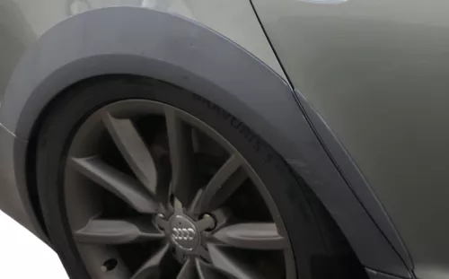 AUdi A6 4F Allroad Blende Kotflügel hinten rechts Abdeckung schwarz